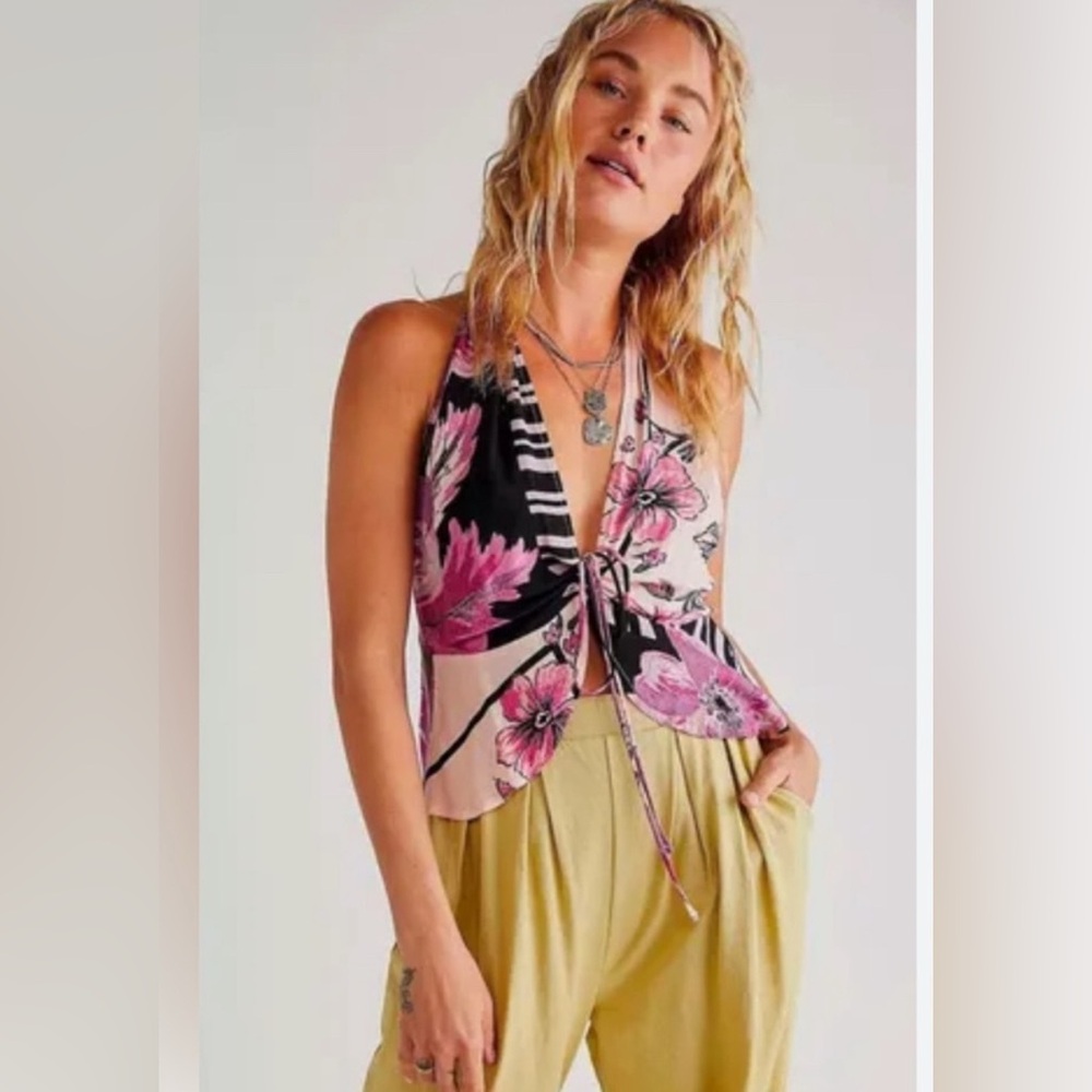 Free People Embrace elegance with this stunning floral halter top. Sz Sm. NWT♥️